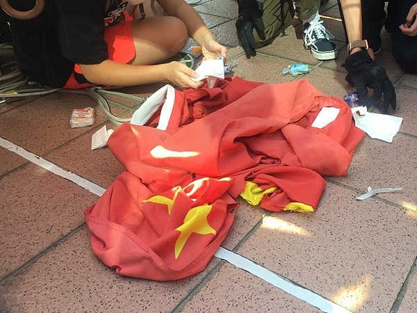 焚烧践踏中国国旗 香港13岁女童被捕后获准保释（图） - 2