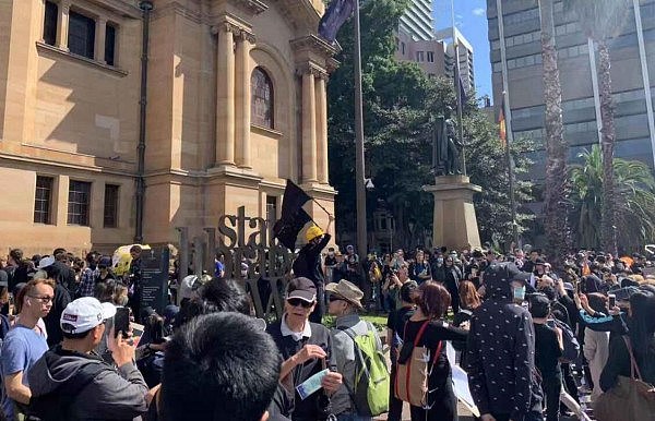 澳洲港人7城集会！示威者举美国国旗大喊“光复香港” 陆生当街表示不满（视频/组图） - 16