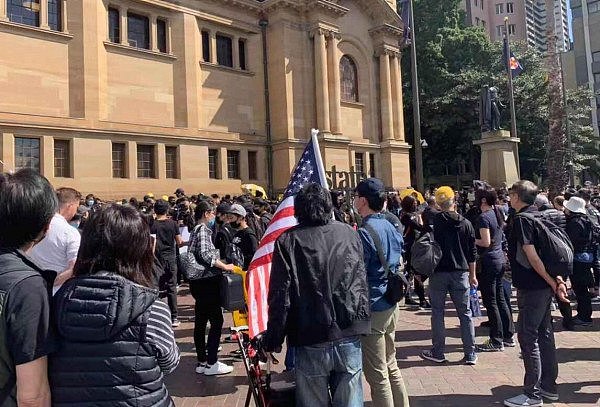 澳洲港人7城集会！示威者举美国国旗大喊“光复香港” 陆生当街表示不满（视频/组图） - 17