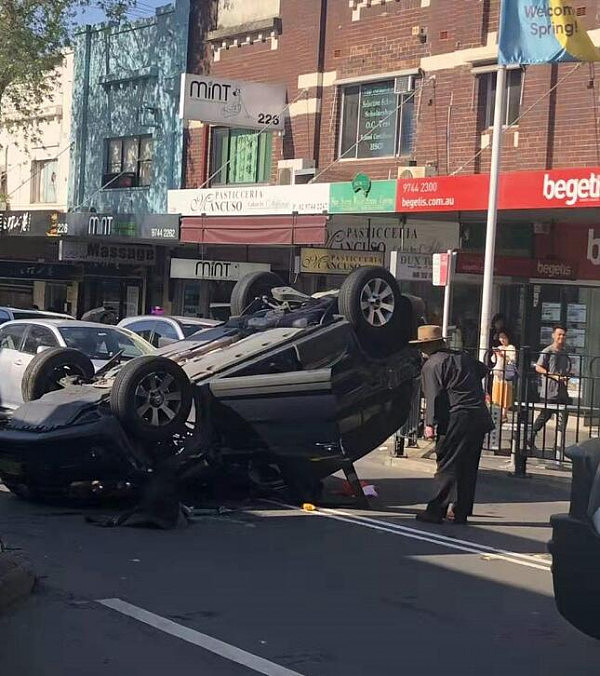 突发！悉尼华人区街头发生严重车祸，轿车底朝天疑有人被困！交通堵瘫（视频/组图） - 3