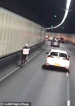 送餐员骑脚踏车穿M5隧道，抖音视频引爆网友热议！怒骂：不要命了！（视频/组图） - 3