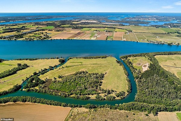 19670888-7569173-Gourd_Island_pictured_39_acres_of_land_on_NSW_s_north_coast_is_o-a-14_1571009825801.jpg,0