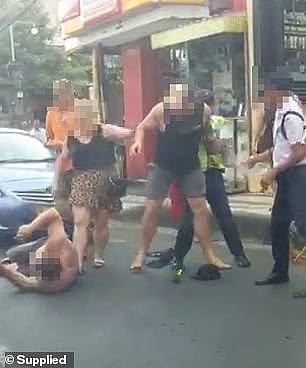 澳洲游客去巴厘岛旅游，竟在街头上演“全武行”！壮汉被一拳打倒，交通停滞（组图） - 2