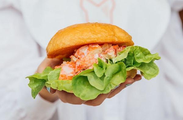 bettys-burgers-lobster-roll.jpg,0