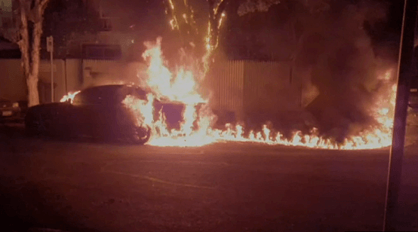 澳男夜半街头纵火、连烧三车，最后自焚：火机咔哒一声，整个人成“人肉火炬”（组图） - 1