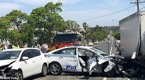 最美tradie！悉尼男子帮助车祸中受伤的警员，这暖心举措网络走红，被赞“英雄”（组图） - 3