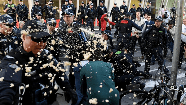 墨尔本CBD“大混战”，抗议者与警察扭打成一团！警方喷射辣椒喷雾，“战马”出场！（视频/组图） - 6