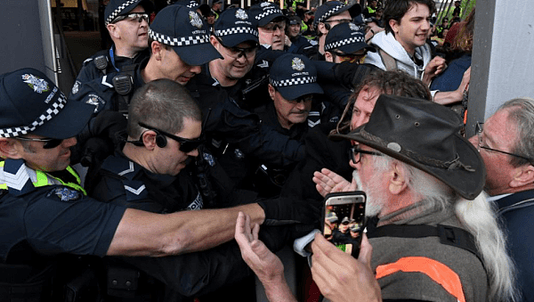 墨尔本CBD“大混战”，抗议者与警察扭打成一团！警方喷射辣椒喷雾，“战马”出场！（视频/组图） - 7