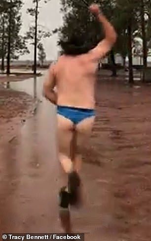 澳洲部分地区迎来旱后首场降雨！农民裸奔、翻滚庆祝，开心的像个孩子（视频/组图） - 1