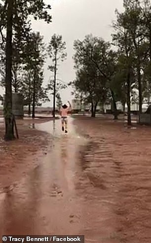 澳洲部分地区迎来旱后首场降雨！农民裸奔、翻滚庆祝，开心的像个孩子（视频/组图） - 2
