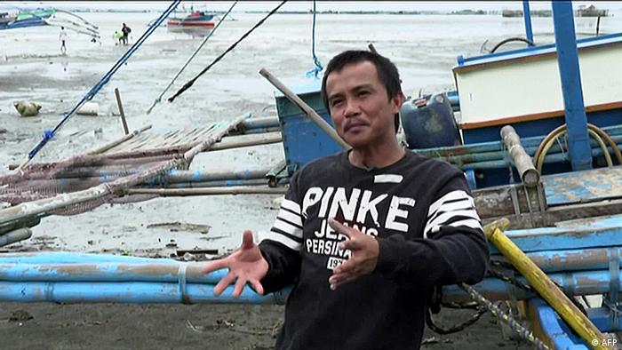 照片摄于去年10月20日，菲律宾渔民在有争议的南中国海捕鱼。