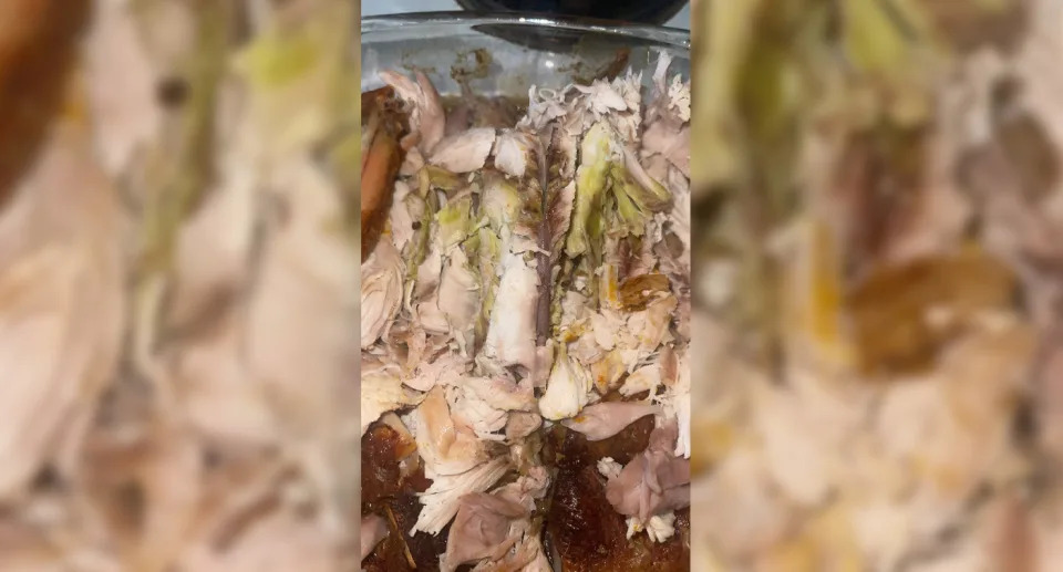 Woolworths 顾客拍下了他放在碗​​里的烤鸡的照片，肉上的绿色条纹清晰可见。