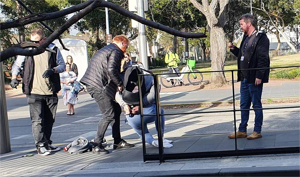 悉尼警方早高峰轻轨抓人，男子差点被撞！目击者：大家都傻眼了（合影） - 3