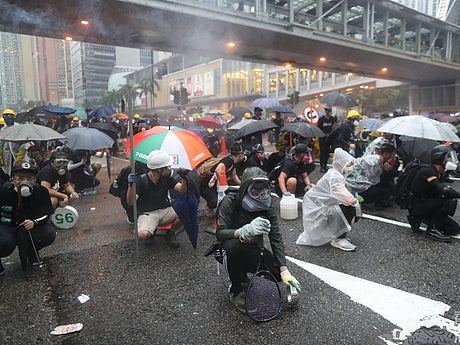 香港反修例游行大量致命武器亮相 两天拘86人（组图） - 4