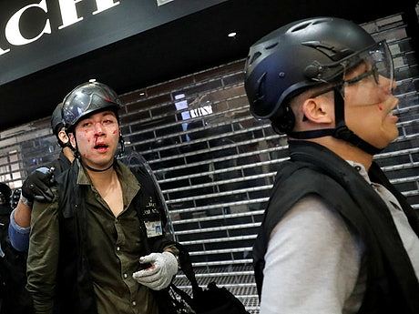 港媒“黑”警大陆“撑”警 争议旋涡中的香港警察（组图） - 1