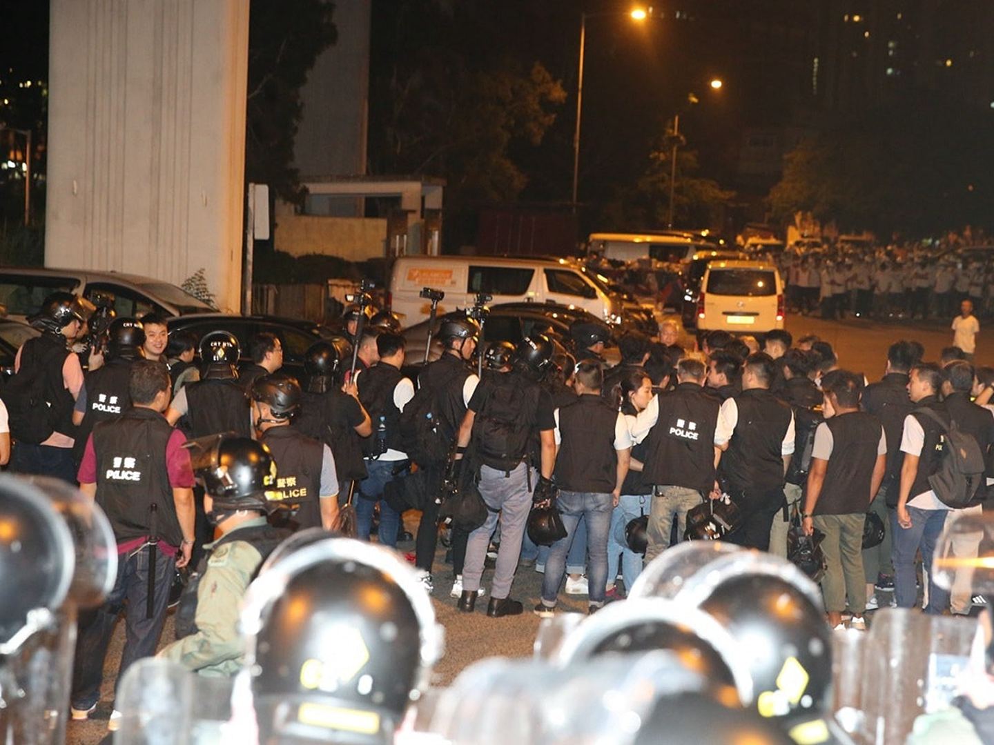 深夜围堵中联办暴行 引香港各大政团社团一致谴责（组图） - 3