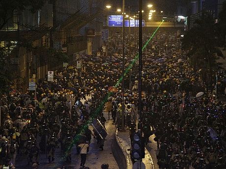 香港反修例游行大量致命武器亮相 两天拘86人（组图） - 3