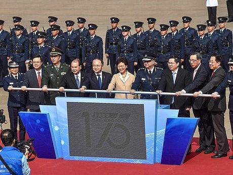 港媒“黑”警大陆“撑”警 争议旋涡中的香港警察（组图） - 5