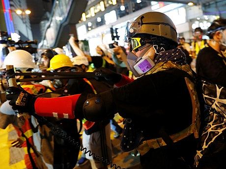 港媒“黑”警大陆“撑”警 争议旋涡中的香港警察（组图） - 2