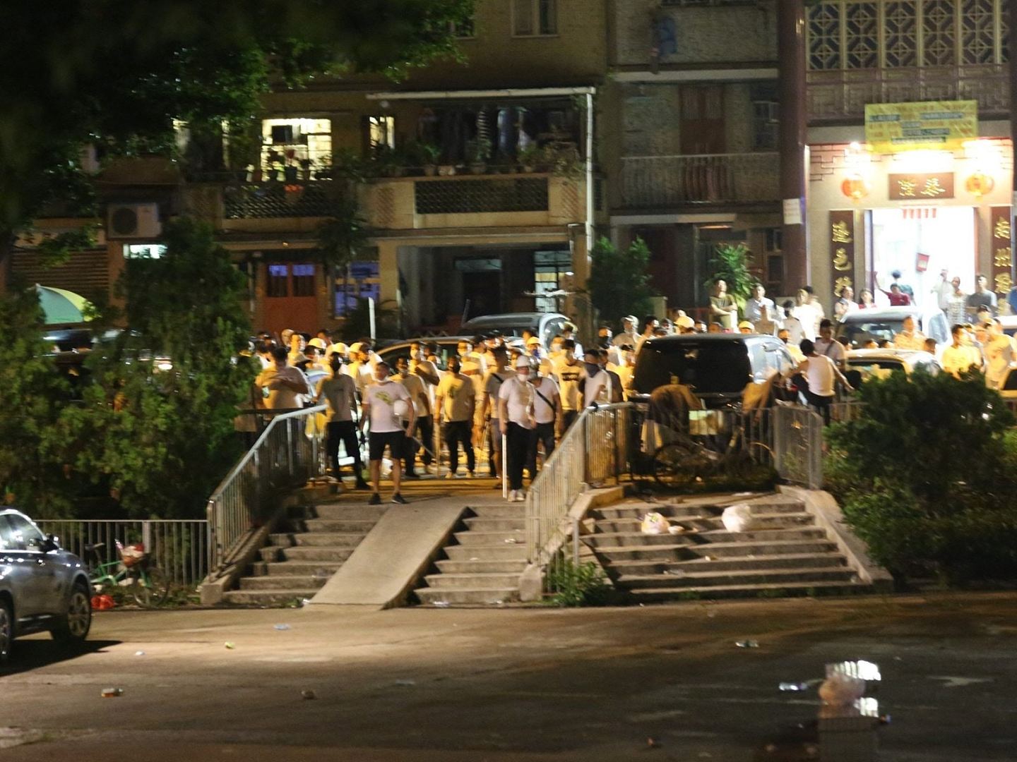 深夜围堵中联办暴行 引香港各大政团社团一致谴责（组图） - 2