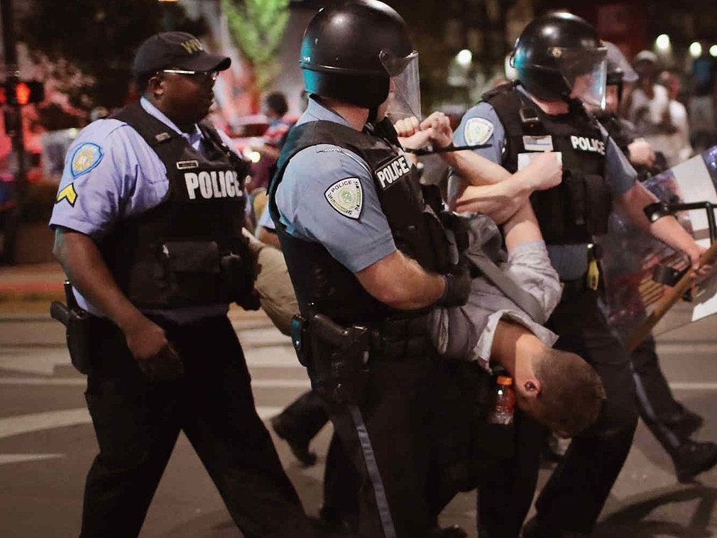 示威游行爆发冲突 美国警察铁腕镇暴逮捕13人（图） - 1