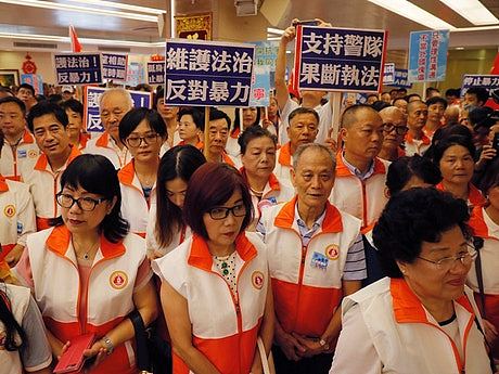 港媒“黑”警大陆“撑”警 争议旋涡中的香港警察（组图） - 4