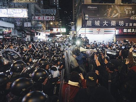 港媒“黑”警大陆“撑”警 争议旋涡中的香港警察（组图） - 3