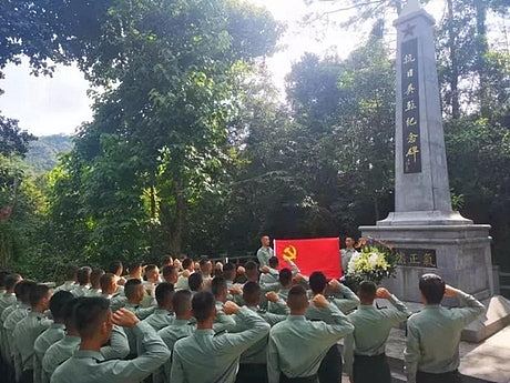 遭示威者破坏后 解放军驻港部队现身香港烈士陵园（组图） - 1