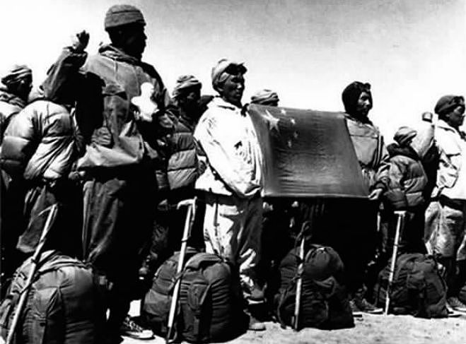 1960年珠穆朗玛峰上的无声较量，赢了印度，却饱受质疑 - 5
