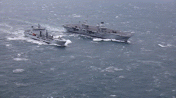 英军晒“航母打击大队”，规模小得有点心酸，未来双航母能否复兴海军？ - 7