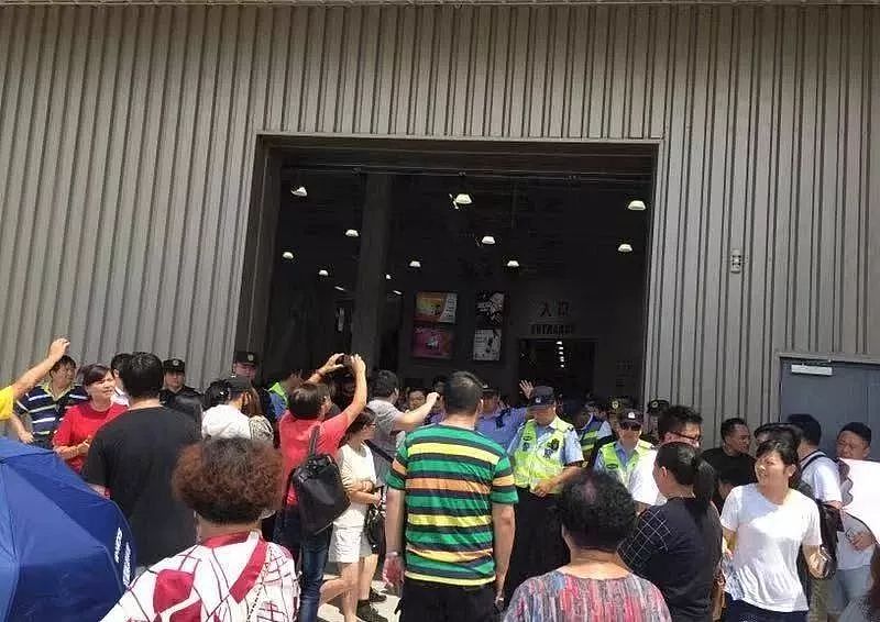 崩了！Costco中国开业半天，被迫紧急关门！网络瘫痪，货品哄抢！警员出动！网友：“不是买东西，是来送命”！ - 11