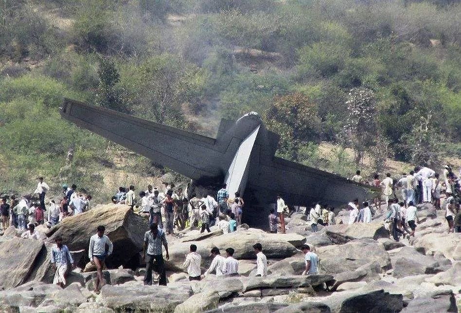 印度又一架直升机坠毁，今年已损失16架战机，这节奏谁顶得住 - 1