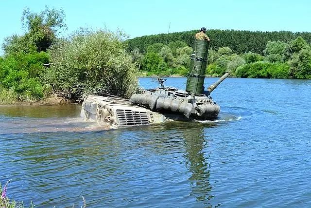 美军步战车坠入水中，3人淹死3人伤，坦克装甲车浮渡有多难？ - 7