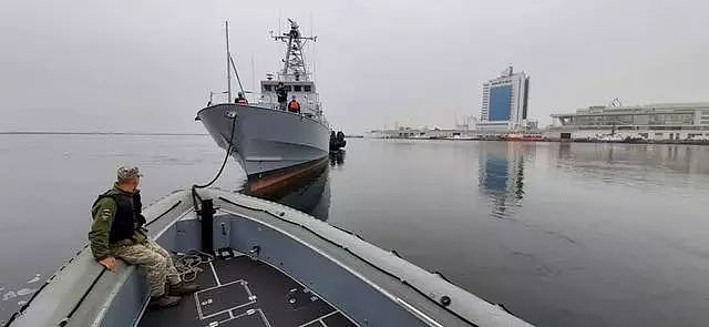 美国援助巡逻艇入列乌克兰海军，二手货旧痕明显，基地也破败不堪 - 9