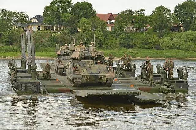 美军步战车坠入水中，3人淹死3人伤，坦克装甲车浮渡有多难？ - 6