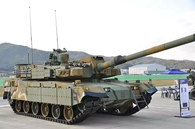 韩国展示超级坦克，号称1辆能打7辆99式，却连水泥墩也翻不过｜军情晚报 - 2