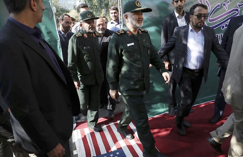 伊朗反美壁画再上新，美国国旗被狠狠踩在地上 | 图说 - 1