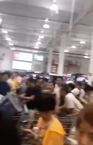 崩了！Costco中国开业半天，被迫紧急关门！网络瘫痪，货品哄抢！警员出动！网友：“不是买东西，是来送命”！ - 25