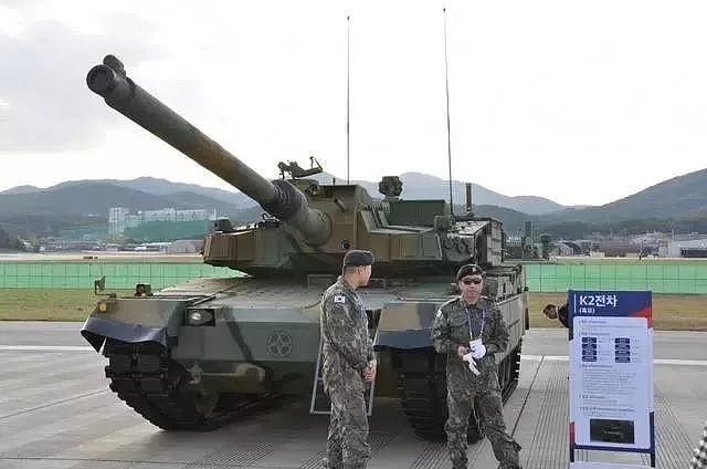 韩国展示超级坦克，号称1辆能打7辆99式，却连水泥墩也翻不过｜军情晚报 - 8