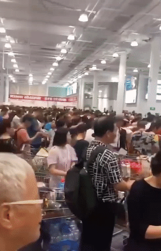 崩了！Costco中国开业半天，被迫紧急关门！网络瘫痪，货品哄抢！警员出动！网友：“不是买东西，是来送命”！ - 24