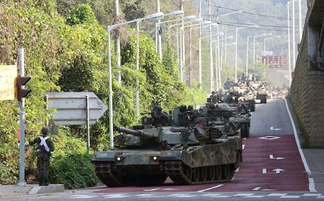 韩国展示超级坦克，号称1辆能打7辆99式，却连水泥墩也翻不过｜军情晚报 - 9