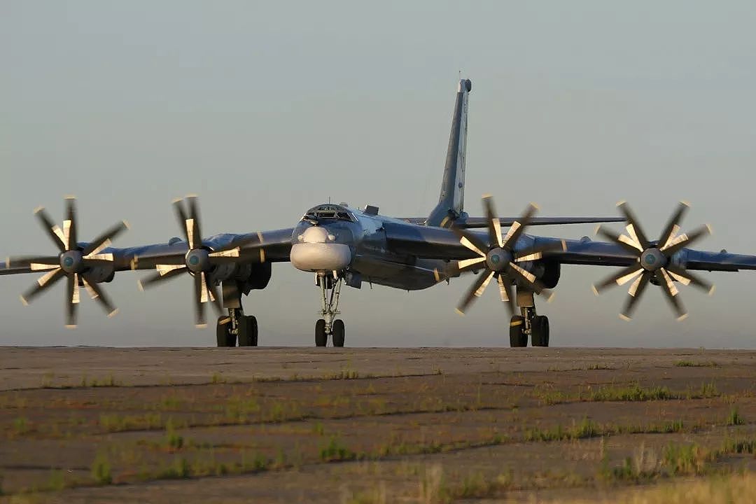 俄6架军机进入韩防空识别区，韩日战机紧急驱离 | 图说 - 2