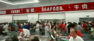 崩了！Costco中国开业半天，被迫紧急关门！网络瘫痪，货品哄抢！警员出动！网友：“不是买东西，是来送命”！ - 31