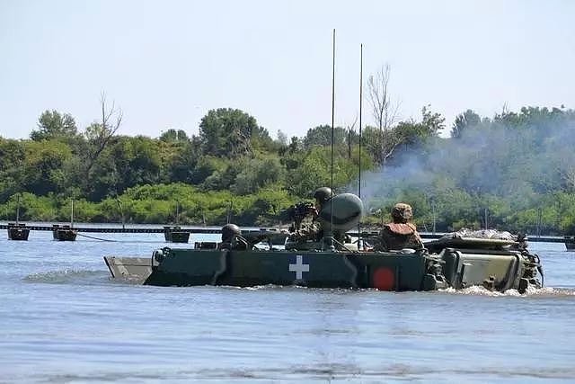 美军步战车坠入水中，3人淹死3人伤，坦克装甲车浮渡有多难？ - 8