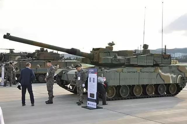 韩国展示超级坦克，号称1辆能打7辆99式，却连水泥墩也翻不过｜军情晚报 - 4
