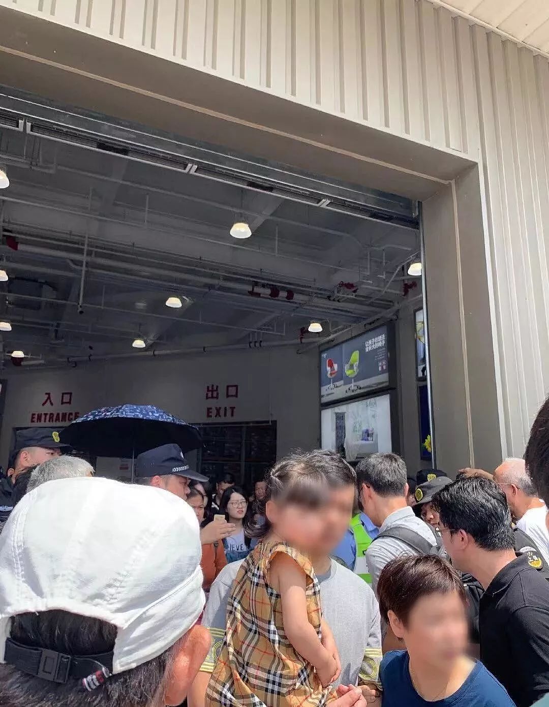 崩了！Costco中国开业半天，被迫紧急关门！网络瘫痪，货品哄抢！警员出动！网友：“不是买东西，是来送命”！ - 17