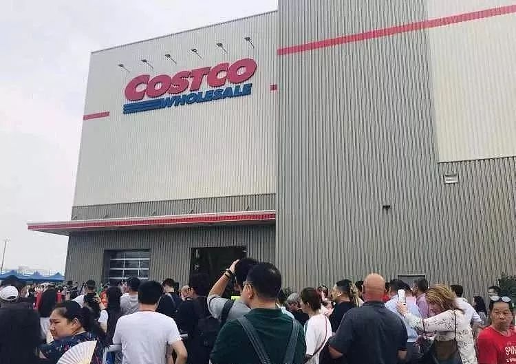 崩了！Costco中国开业半天，被迫紧急关门！网络瘫痪，货品哄抢！警员出动！网友：“不是买东西，是来送命”！ - 12
