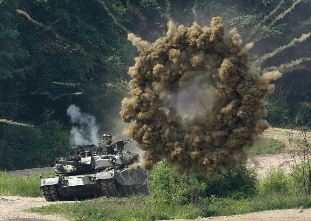 韩国展示超级坦克，号称1辆能打7辆99式，却连水泥墩也翻不过｜军情晚报 - 11