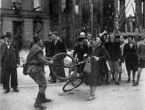 【历史】苏军占领柏林后，德国200万女人惨遭报复！胜过德军攻苏时的暴行 - 3