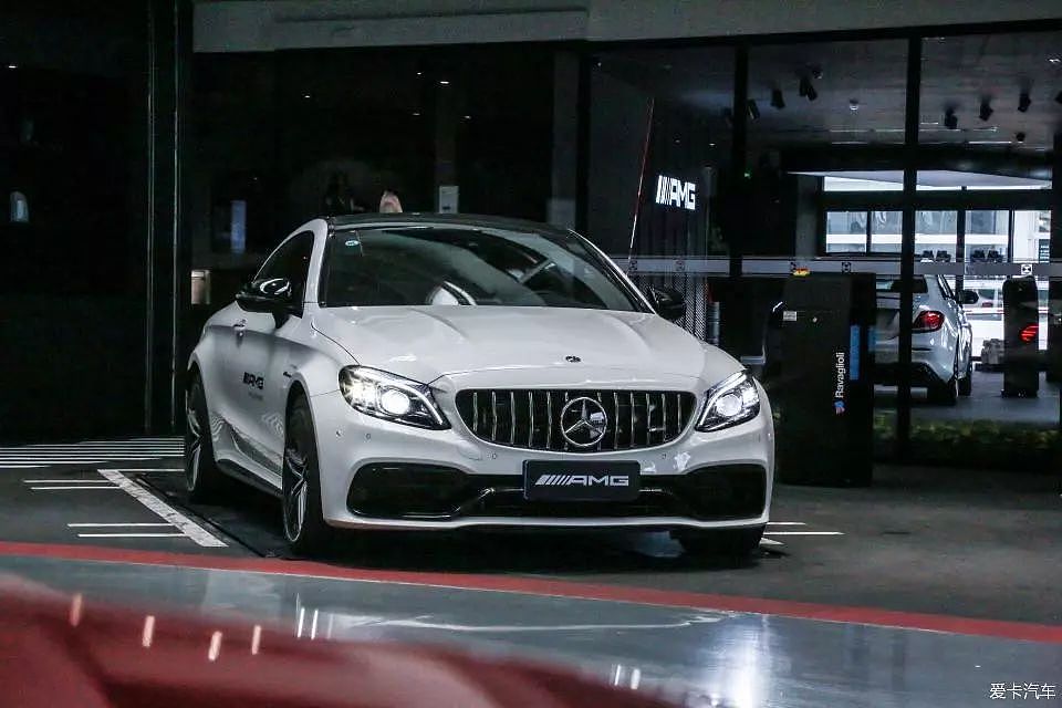 V8发动机、650牛米，暴躁的奔驰C63 coupe AMG你喜欢吗？ - 35